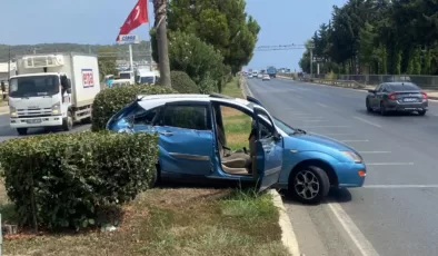 Alanya’da gerçekleşen kazada otomobil orta refüje çıktı