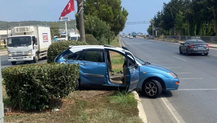 Alanya’da gerçekleşen kazada otomobil orta refüje çıktı