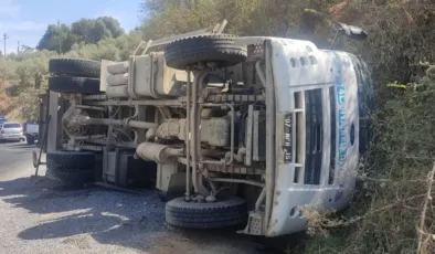 Alanya’da çöp kamyonu devrildi: 2 yaralı