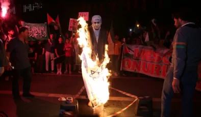 Alanya’da İsrail bayrağı ve Başbakan Netanyahu’nun maketi yakılarak protesto edildi