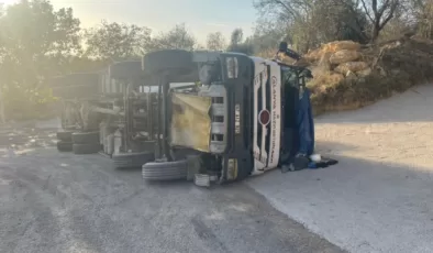 Alanya’da virajı alamayan çimento kamyonu devrildi: 1 yaralı