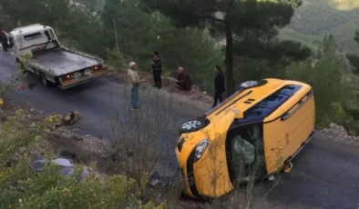 Alanya’da ticari taksi devrildi: 2 yaralı