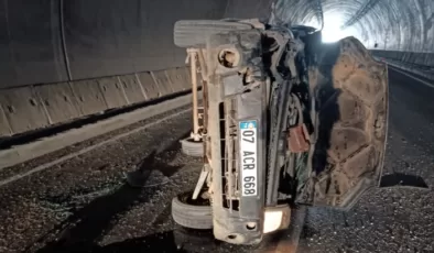 Alanya’da traktör ile çarpışan araç hurdaya döndü