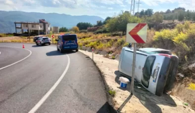 Alanya’da virajı alamayan hafif ticari araç devrildi