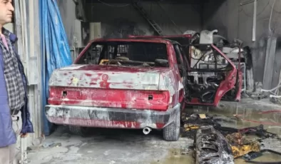 Alanya’da sanayi bölgesinde meydana gelen yangında araç kül oldu