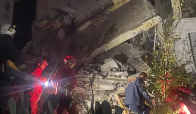 Alanya’da 3 katlı bina çöktü