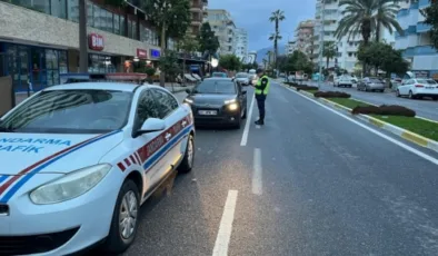 Alanya’da jandarma 2 aracı trafikten men etti
