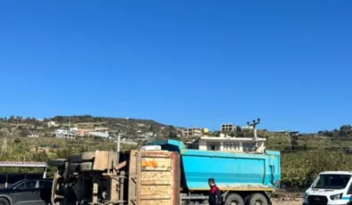 Alanya’da bariyeri aşan kamyon karşı yönden gelen kamyona çarptı