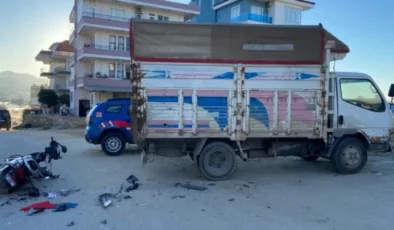 Alanya’da kamyonet ile motosiklet çarpıştı: 2 yaralı