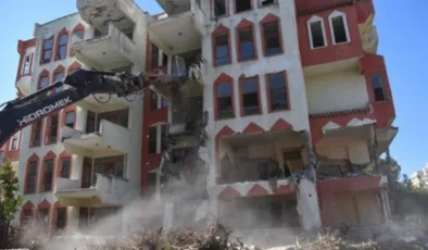 Alanya’da uyuşturucu ile mücadele kapsamında o mahallede metruk bina yıkıldı