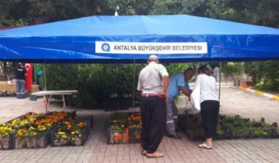 Alanya’da BŞB’den kabir ziyareti yapan vatandaşlara çiçek