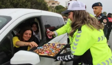 Alanya’da polis ve jandarma sürücülere bayram çikolatası ikram etti