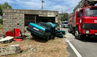 Alanya’da yol kenarında barakaya çarpan otomobilde sürücü ağır yaralandı
