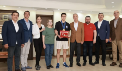 Alanyasporlu Dünya Şampiyonu Başkan Özçelik’i ziyaret etti