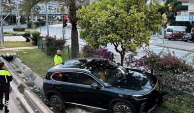 Alanya’da kontrolden çıkan araç refüje çarptı