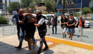 Alanya’da cinayet şüphelisi baba, oğul ve anne adliyeye sevk edildi
