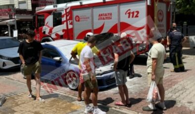 Alanya’da park halindeki araç motor bölümünden yandı