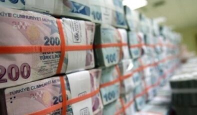 Bütçe altı ay sonra ilk kez fazla verdi