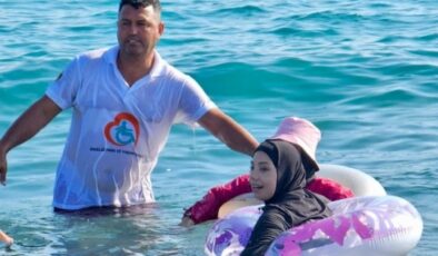 Alanya Belediyesi Engelsiz Halk Plajı, özel misafirlerini ağırlıyor