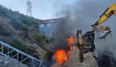 Alanya’da çıkan yangında kamyon ve iş makinesi kullanılamaz hale geldi