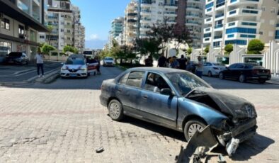 Alanya’da otomobil ile kamyonet çarpıştı: 2 yaralı