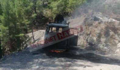 Alanya’da yanan minibüs kullanılamaz hale geldi