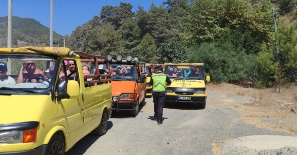 Alanya’da jandarma 12 aracı trafikten men etti