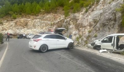 Alanya’da otomobil ile hafif ticari araç çarpıştı: 1 yaralı