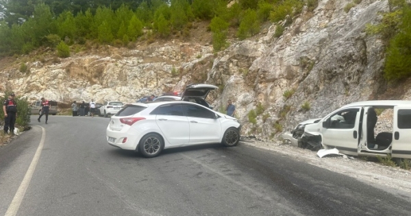 Alanya’da otomobil ile hafif ticari araç çarpıştı: 1 yaralı