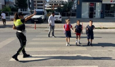 Alanya’da jandarma okul çevrelerinde trafik kontrolü yaptı