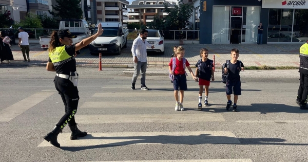 Alanya’da jandarma okul çevrelerinde trafik kontrolü yaptı