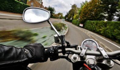 Alanya’da motosiklet yayaya çarptı: 2 yaralı