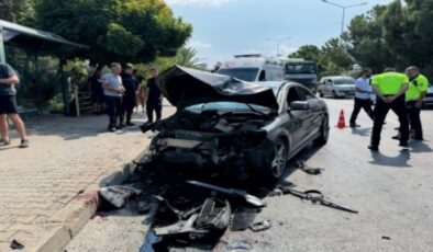 Alanya’da otomobil yolcu almak isteyen taksiye çarptı: 4 yaralı