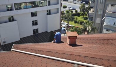 Alanya’da bunalıma giren genci intihardan komiser vazgeçirdi
