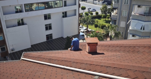Alanya’da bunalıma giren genci intihardan komiser vazgeçirdi