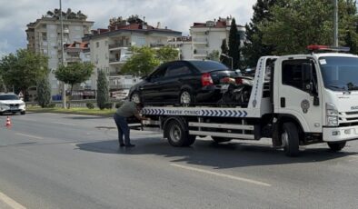 Alanya’da otomobil refüjdeki ağaça çarpıp, karşı şeride geçti