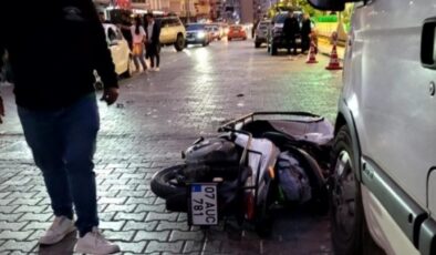 Alanya’da otomobille çarpışan motosiklet sürücüsü ağır yaralandı