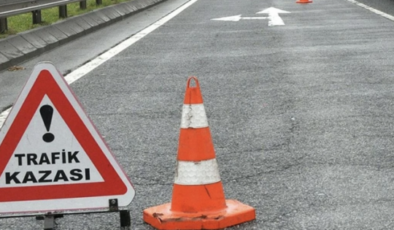 Alanya’da motosiklet refüje çarptı: 2 yaralı